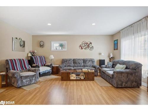 7 Whipps Court, Collingwood, ON - Indoor Photo Showing Living Room