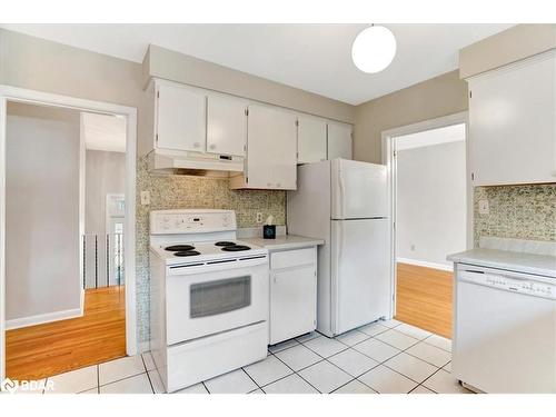 16 Lay Street, Barrie, ON - Indoor Photo Showing Kitchen