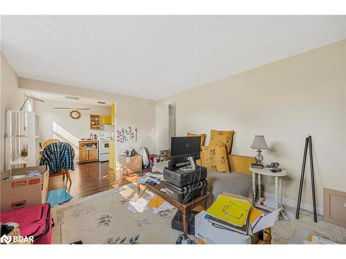 137 Vancouver Street, Barrie, ON - Indoor Photo Showing Living Room