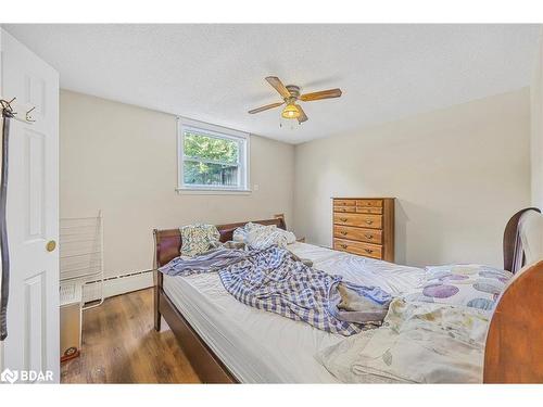 137 Vancouver Street, Barrie, ON - Indoor Photo Showing Bedroom