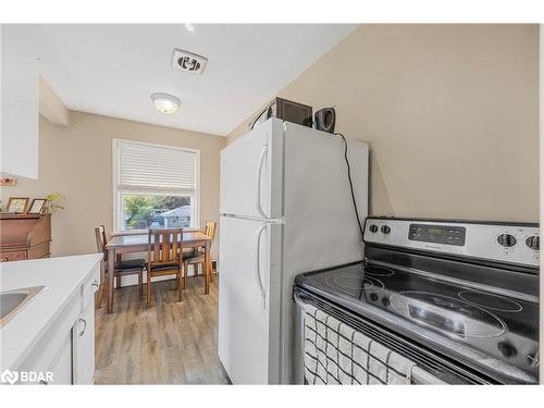 137 Vancouver Street, Barrie, ON - Indoor Photo Showing Kitchen