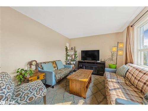 137 Vancouver Street, Barrie, ON - Indoor Photo Showing Living Room