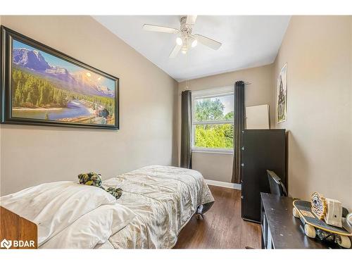 137 Vancouver Street, Barrie, ON - Indoor Photo Showing Bedroom