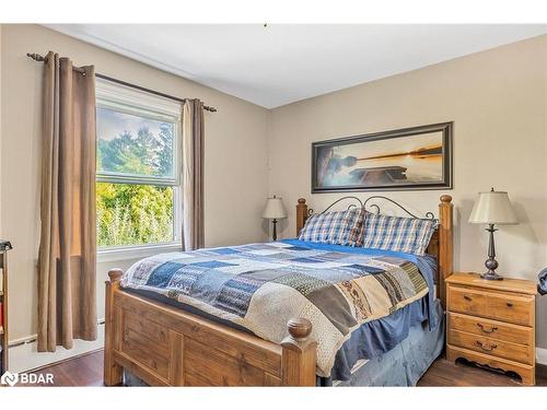 137 Vancouver Street, Barrie, ON - Indoor Photo Showing Bedroom