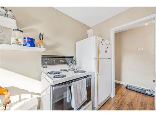 137 Vancouver Street, Barrie, ON - Indoor Photo Showing Kitchen