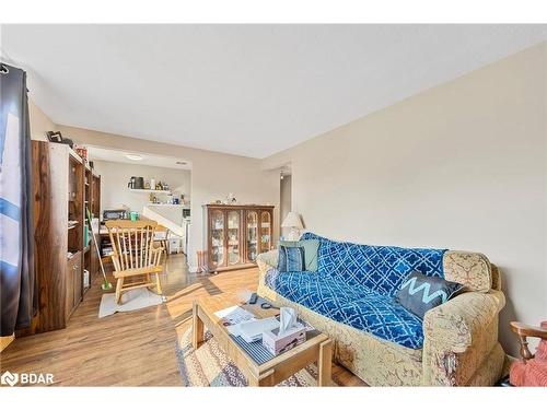 137 Vancouver Street, Barrie, ON - Indoor Photo Showing Living Room