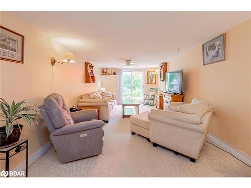 17A Cundles Road E, Barrie, ON - Indoor Photo Showing Living Room