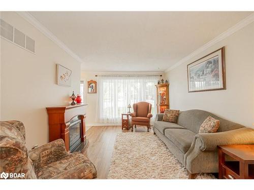 17A Cundles Road E, Barrie, ON - Indoor Photo Showing Living Room