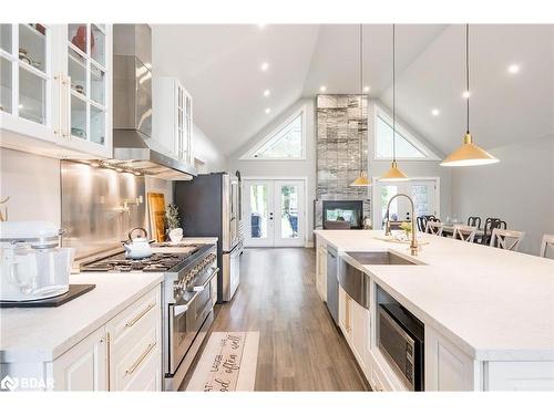 94 42Nd Street S, Wasaga Beach, ON - Indoor Photo Showing Kitchen With Upgraded Kitchen