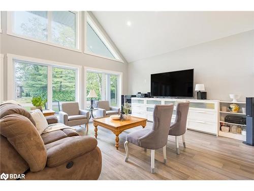 94 42Nd Street S, Wasaga Beach, ON - Indoor Photo Showing Living Room