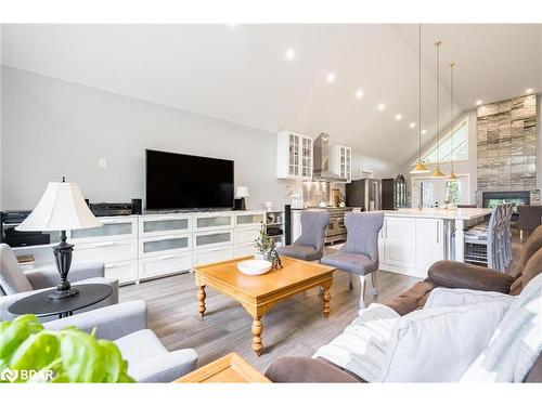 94 42Nd Street S, Wasaga Beach, ON - Indoor Photo Showing Living Room