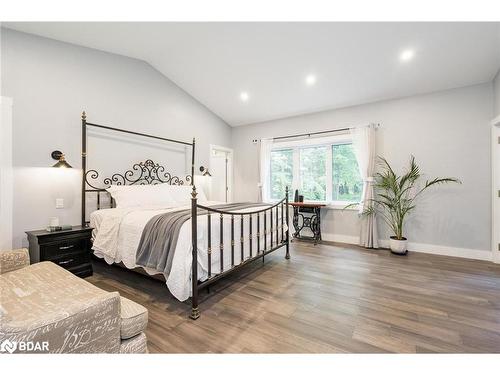 94 42Nd Street S, Wasaga Beach, ON - Indoor Photo Showing Bedroom