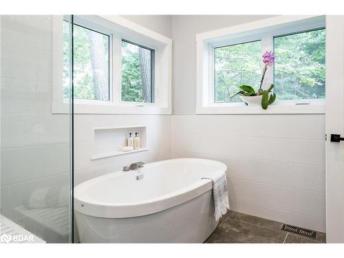 94 42Nd Street S, Wasaga Beach, ON - Indoor Photo Showing Bathroom