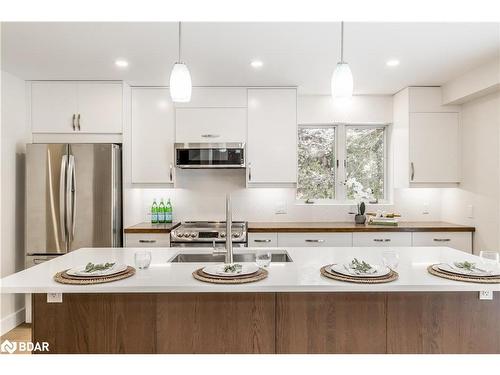 16 Garrett Crescent, Barrie, ON - Indoor Photo Showing Kitchen With Upgraded Kitchen