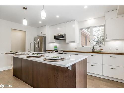 16 Garrett Crescent, Barrie, ON - Indoor Photo Showing Kitchen With Upgraded Kitchen