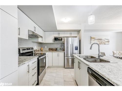 29 Mappin Way, Whitby, ON - Indoor Photo Showing Kitchen With Stainless Steel Kitchen With Double Sink With Upgraded Kitchen