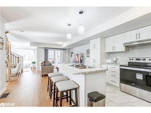 29 Mappin Way, Whitby, ON - Indoor Photo Showing Kitchen With Upgraded Kitchen