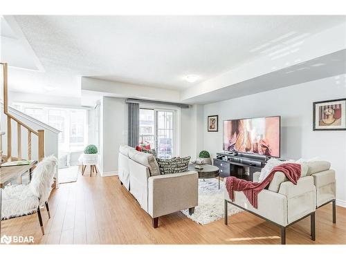 29 Mappin Way, Whitby, ON - Indoor Photo Showing Living Room