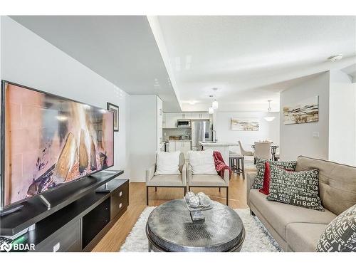 29 Mappin Way, Whitby, ON - Indoor Photo Showing Living Room