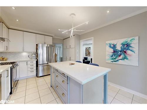 19 Hillpath Crescent, Brampton, ON - Indoor Photo Showing Kitchen