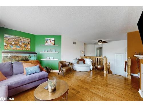 19 Hillpath Crescent, Brampton, ON - Indoor Photo Showing Living Room