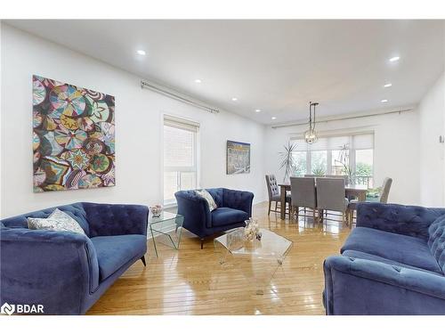 19 Hillpath Crescent, Brampton, ON - Indoor Photo Showing Living Room