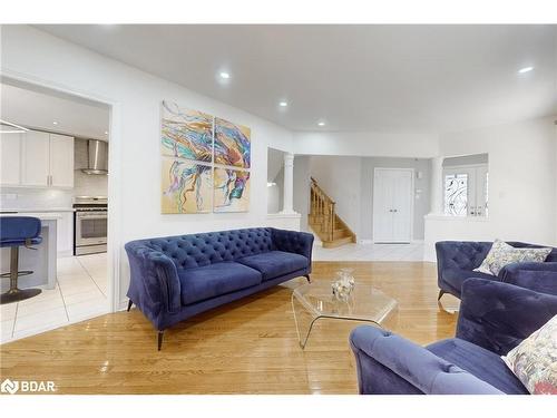 19 Hillpath Crescent, Brampton, ON - Indoor Photo Showing Living Room