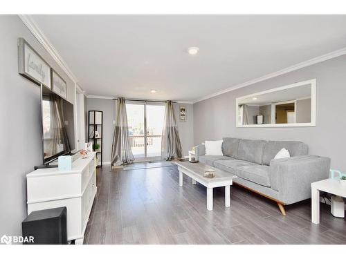 179 Melrose Avenue, Wasaga Beach, ON - Indoor Photo Showing Living Room