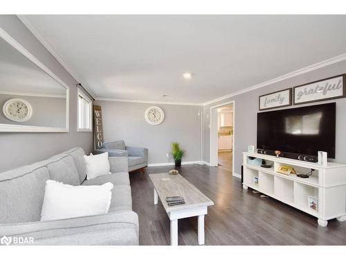 179 Melrose Avenue, Wasaga Beach, ON - Indoor Photo Showing Living Room