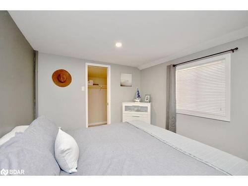 179 Melrose Avenue, Wasaga Beach, ON - Indoor Photo Showing Bedroom