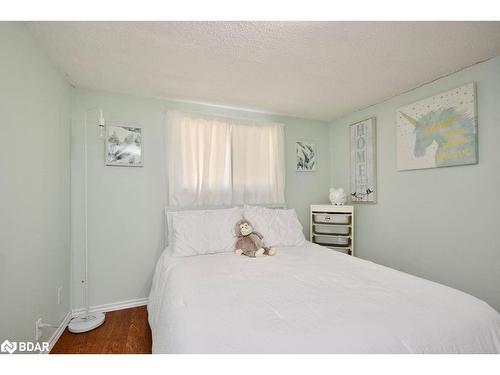 179 Melrose Avenue, Wasaga Beach, ON - Indoor Photo Showing Bedroom