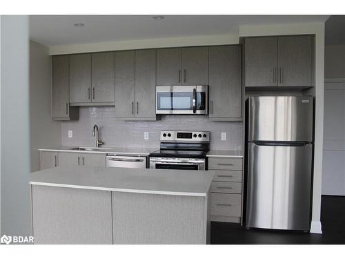 15 Lynch Street, Brampton, ON - Indoor Photo Showing Kitchen With Stainless Steel Kitchen With Upgraded Kitchen