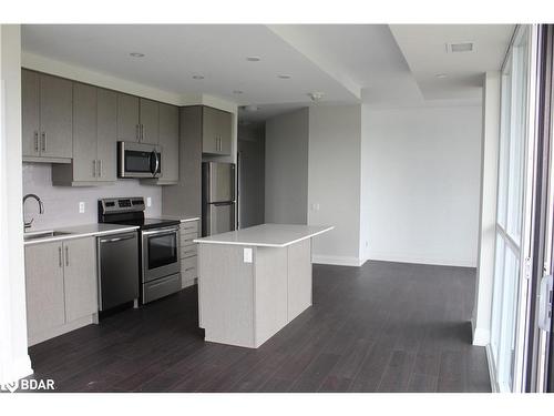 15 Lynch Street, Brampton, ON - Indoor Photo Showing Kitchen With Stainless Steel Kitchen