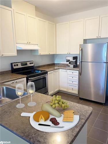 13 Appalachian Trail, Wasaga Beach, ON - Indoor Photo Showing Kitchen