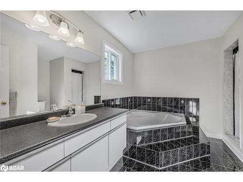 7 Bishop Drive, Barrie, ON - Indoor Photo Showing Bathroom