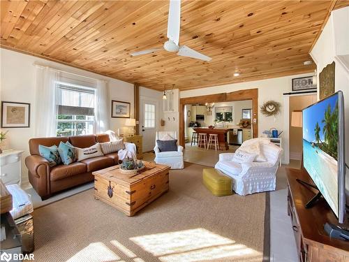 4 Spruce Street, Baysville, ON - Indoor Photo Showing Living Room