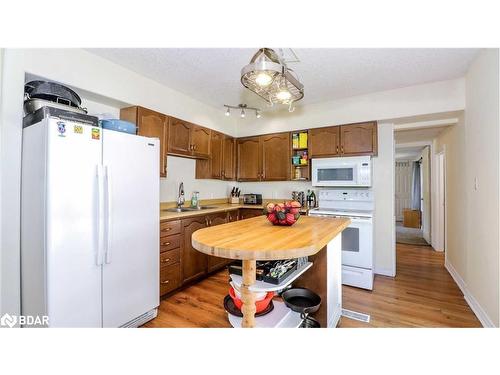 2 Shamrock Crescent, Angus, ON - Indoor Photo Showing Kitchen With Double Sink