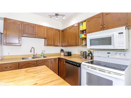 2 Shamrock Crescent, Angus, ON - Indoor Photo Showing Kitchen With Double Sink