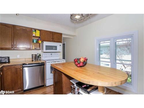 2 Shamrock Crescent, Angus, ON - Indoor Photo Showing Kitchen