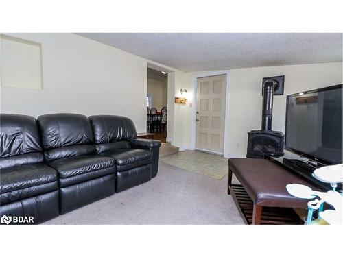 2 Shamrock Crescent, Angus, ON - Indoor Photo Showing Living Room