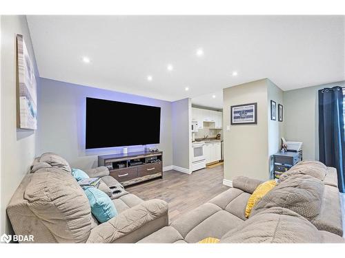 9 Quail Crescent, Barrie, ON - Indoor Photo Showing Living Room