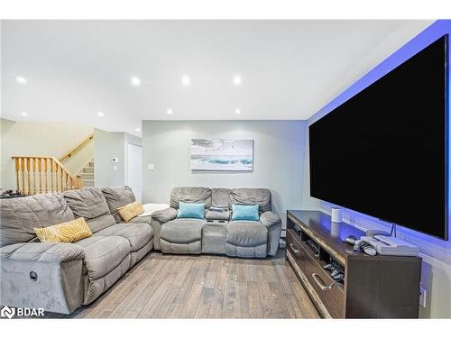 9 Quail Crescent, Barrie, ON - Indoor Photo Showing Living Room