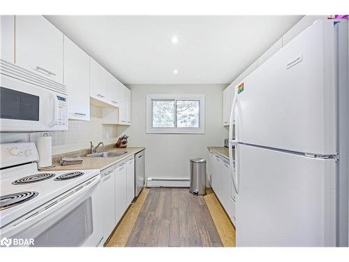 9 Quail Crescent, Barrie, ON - Indoor Photo Showing Kitchen