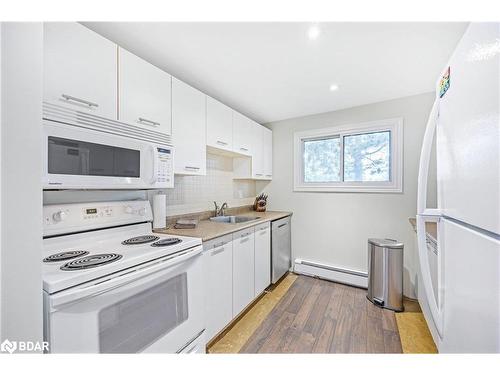 9 Quail Crescent, Barrie, ON - Indoor Photo Showing Kitchen