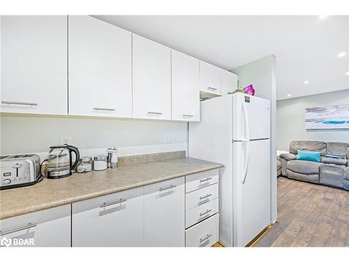 9 Quail Crescent, Barrie, ON - Indoor Photo Showing Kitchen