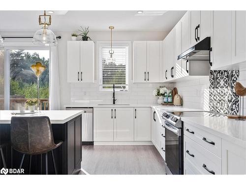 95 Trail Boulevard, Minesing, ON - Indoor Photo Showing Kitchen With Upgraded Kitchen