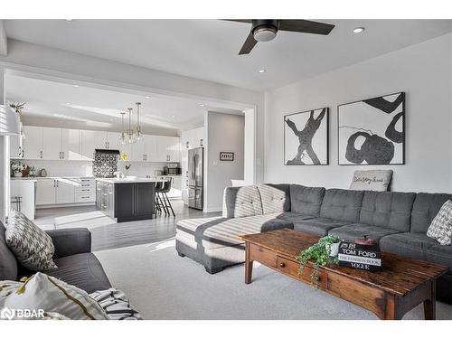 95 Trail Boulevard, Minesing, ON - Indoor Photo Showing Living Room