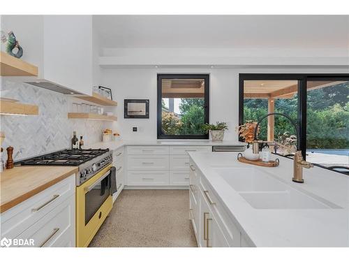 64 Puget Street, Barrie, ON - Indoor Photo Showing Kitchen