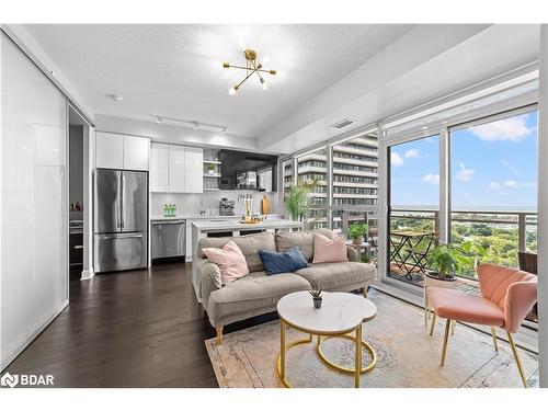 1611-33 Shore Breeze Drive, Toronto, ON - Indoor Photo Showing Living Room