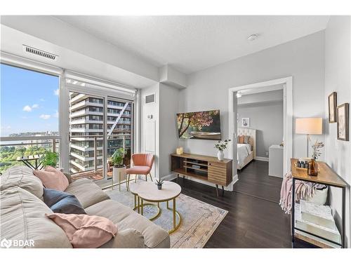 1611-33 Shore Breeze Drive, Toronto, ON - Indoor Photo Showing Living Room